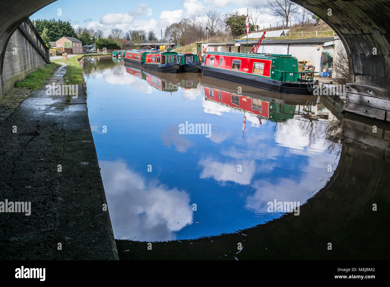 Schmale Boote auf der Bridgewater Canal ant Preston Brook, Cheshire, UK. Stockfoto