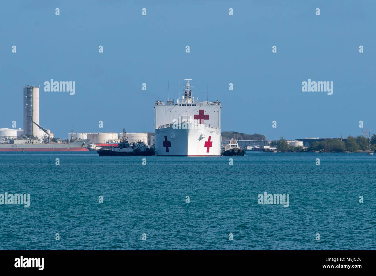 180317-N-ZW 825-0037 NAVAL BASE GUAM (17. März 2018) Große Schlepperflotte guide Military Sealift Command Hospital Ship USNS Mercy (T-AH 19) als das Schiff zieht in Naval Base Guam zur Unterstützung der pazifischen Partnerschaft 2018 (PP18). PP18's Mission ist es, gemeinsam mit Gastgeber und Partner Nationen zu arbeiten regionaler Interoperabilität und Disaster Response Funktionen, erhöhen die Stabilität und Sicherheit in der Region zu stärken, und neue und dauerhafte Freundschaften in der gesamten indopazifischen Region fördern. Pazifische Partnerschaft, der nun in seinem 13. Iteration, ist die größte jährliche internationale humanitäre Hilfe und dis Stockfoto