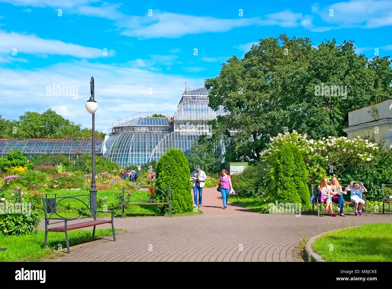 Menschen Ruhe in Peter der Große Botanische Garten (botanische Gärten