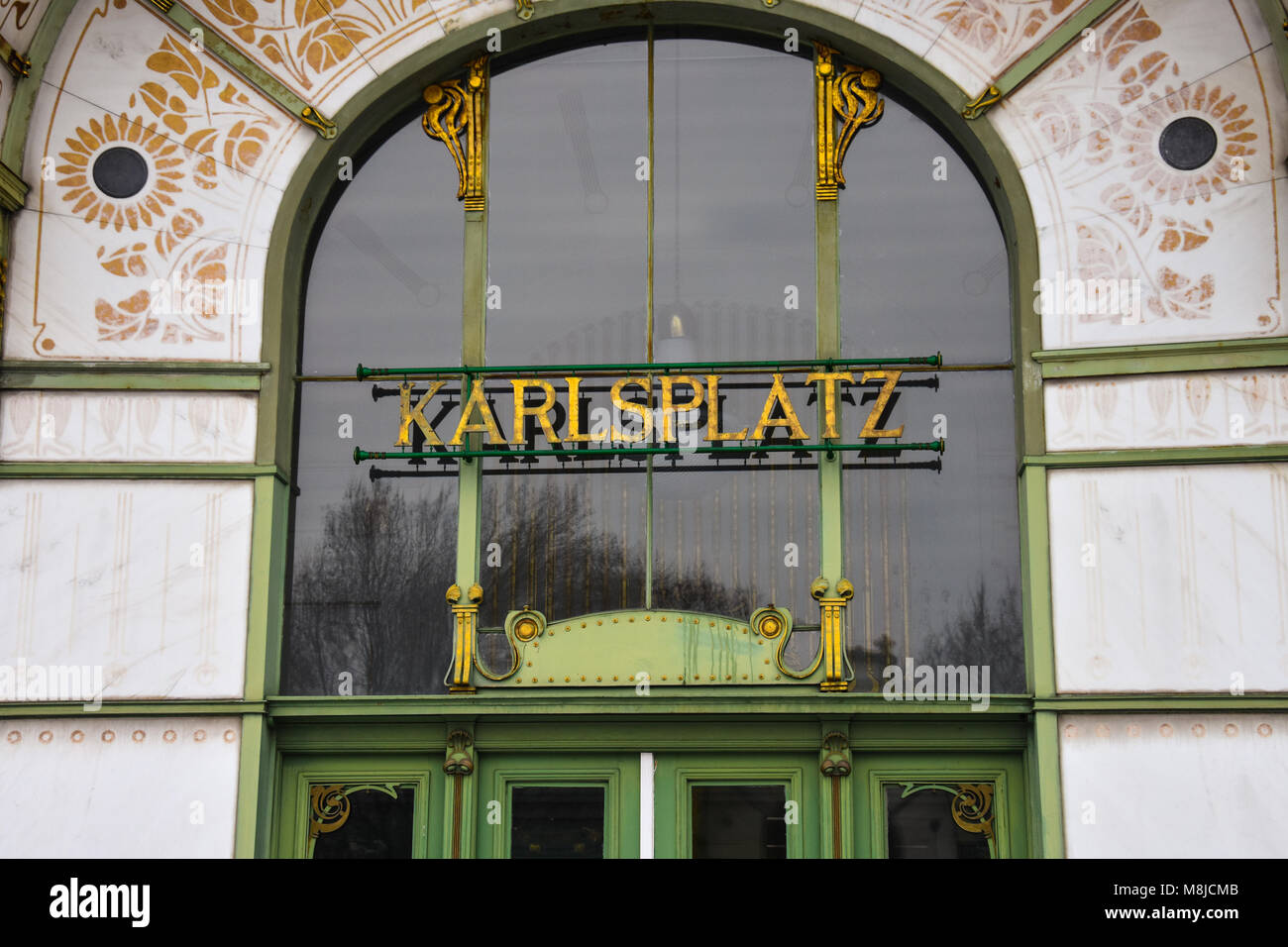 Wien, Österreich. 31. Januar 2017. Karlsplatz (Charles Square) Otto Wagner Pavillon Stockfoto