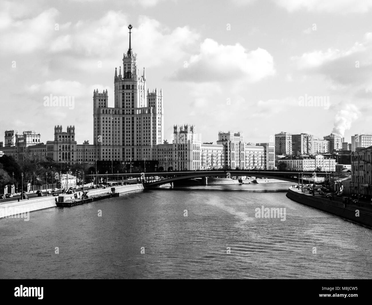 Blick auf skyscapter auf der Promenade von Moskau, Russland. Schwarz/Weiß-Bild Stockfoto