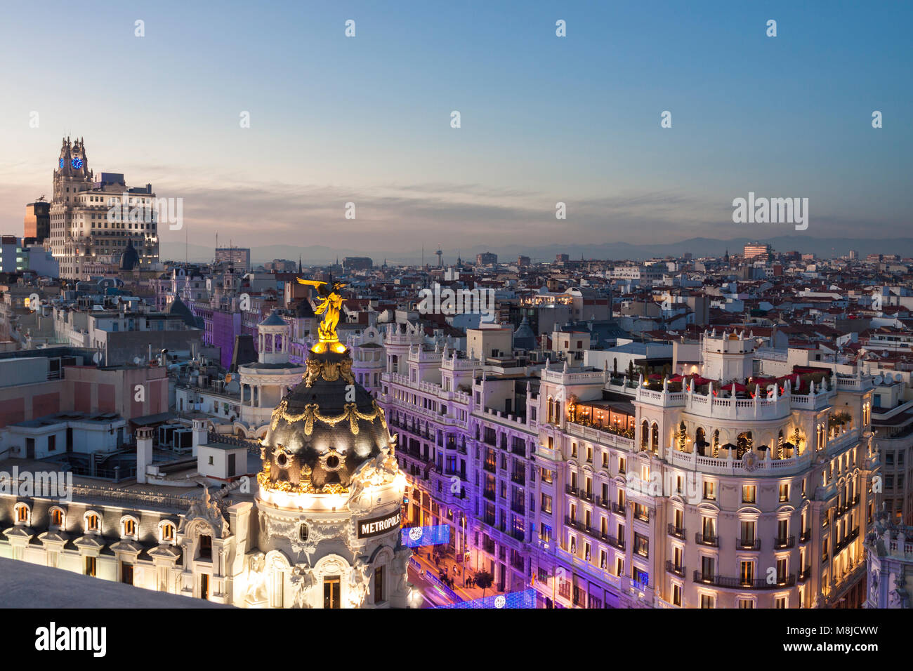 Die Dächer der Gebäude in Madrid erstrecken, so weit das Auge sehen kann. Madrid. Spanien Stockfoto