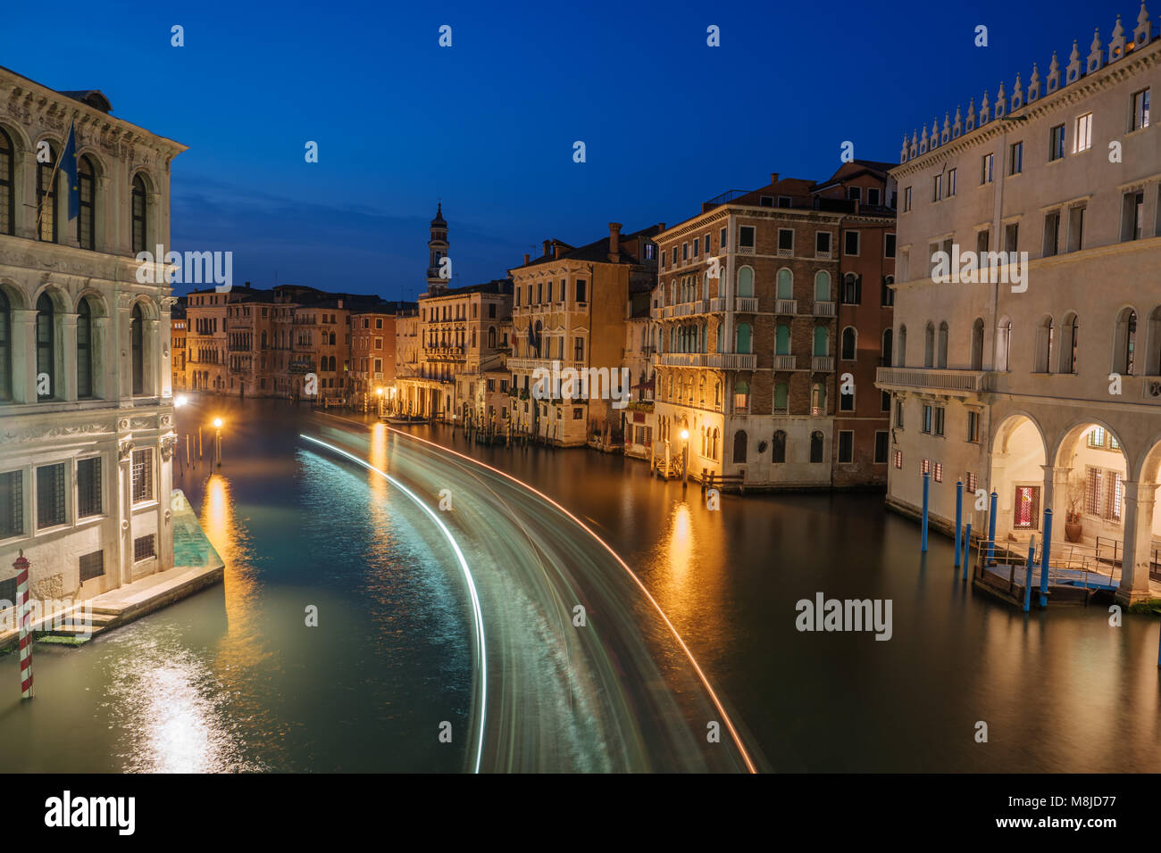 Venedig bei Nacht, Italien, Europa. Grand Canal, alte Gebäude. Water Street, historischen Häusern. Traditionelle italienische Mietskasernen auf Kanal. Berühmte Reise des Stockfoto