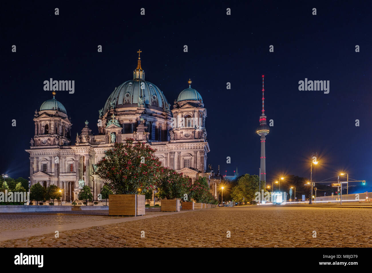 Der Berliner Dom und der Berliner Fernsehturm bei Nacht, in Deutschland, in Europa. Berühmte Reiseziel, Sehenswürdigkeiten. Blick auf die Stadt in der Abenddämmerung. Berliner Dom und Fernsehen Stockfoto