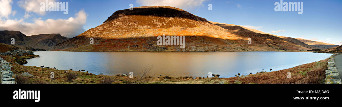 Panorama von Llyn Ogwen See und Pen Jahr Ole Wen Berg in Snowdonia, North Wales Stockfoto