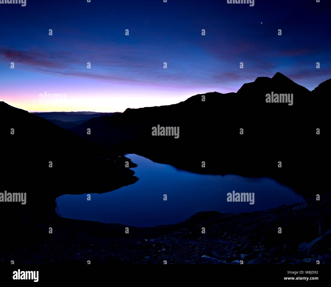 Llyn Teryn in der Dämmerung mit den Planeten Jupiter oveerhead, Bergarbeiter, Snowdon, Snowdonia, North Wales Stockfoto