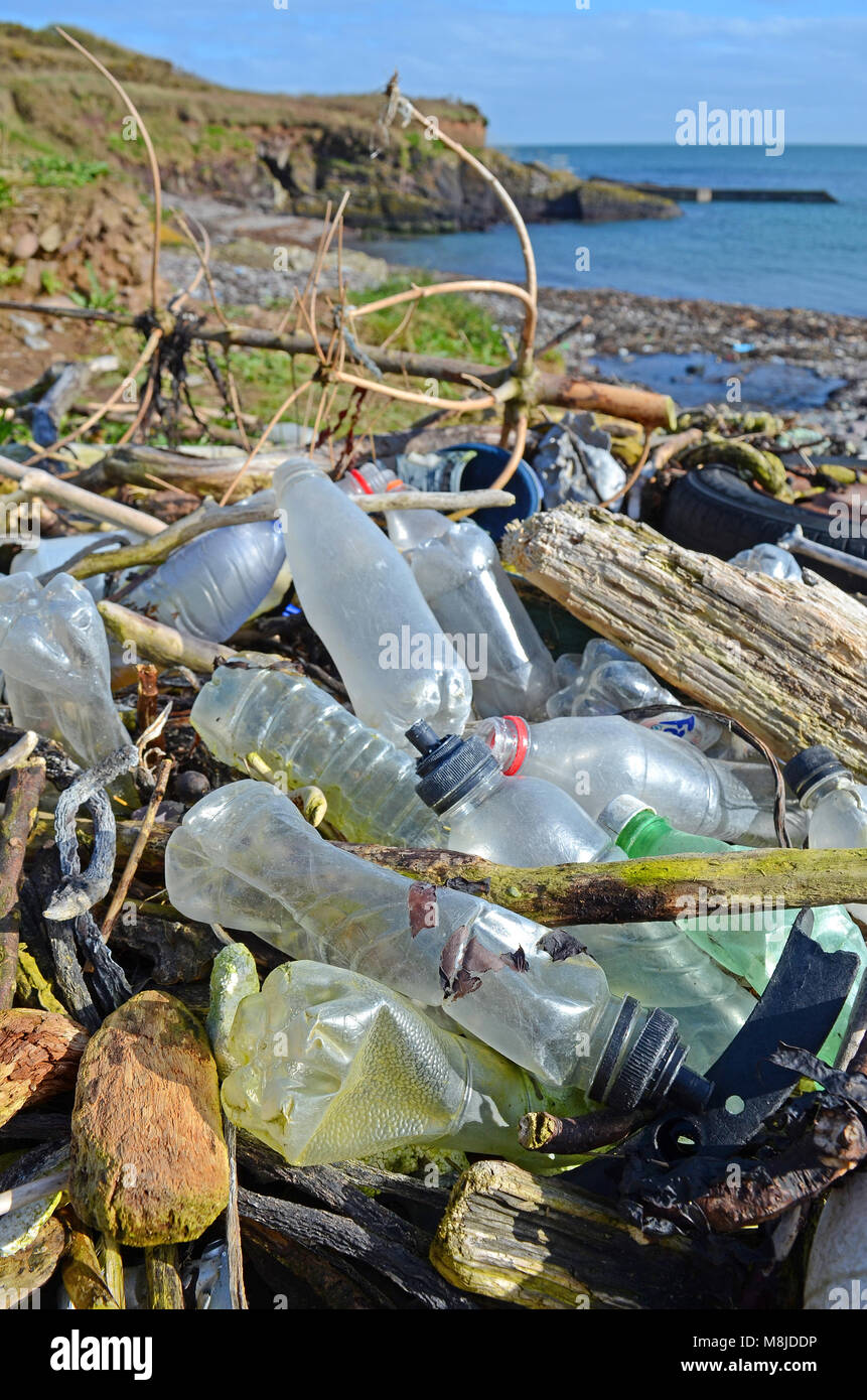 Entsorgte Plastikmüll gewaschen oben am Strand von trabolgan an der Südwestküste Irlands. Stockfoto