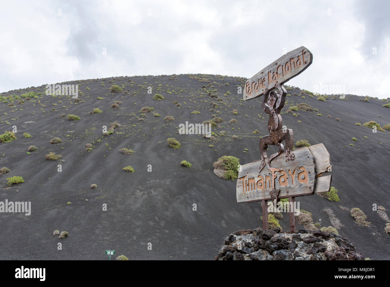 Die Statue "El Diablo" von César Manrique, das Symbol des Parque Nacional de Timanfaya, Nationalpark Timanfaya auf Lanzarote, Kanarische Inseln, Spanien Stockfoto