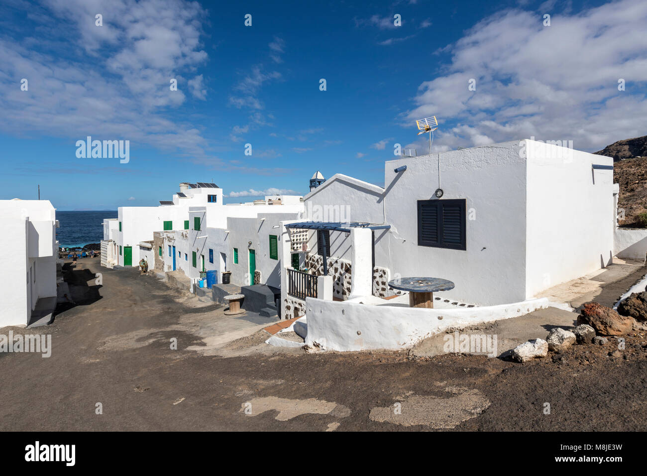 Weiße Häuser im ländlichen Fischerdorf in Tenesar, Lanzarote, Kanarische Inseln, Spanien Stockfoto