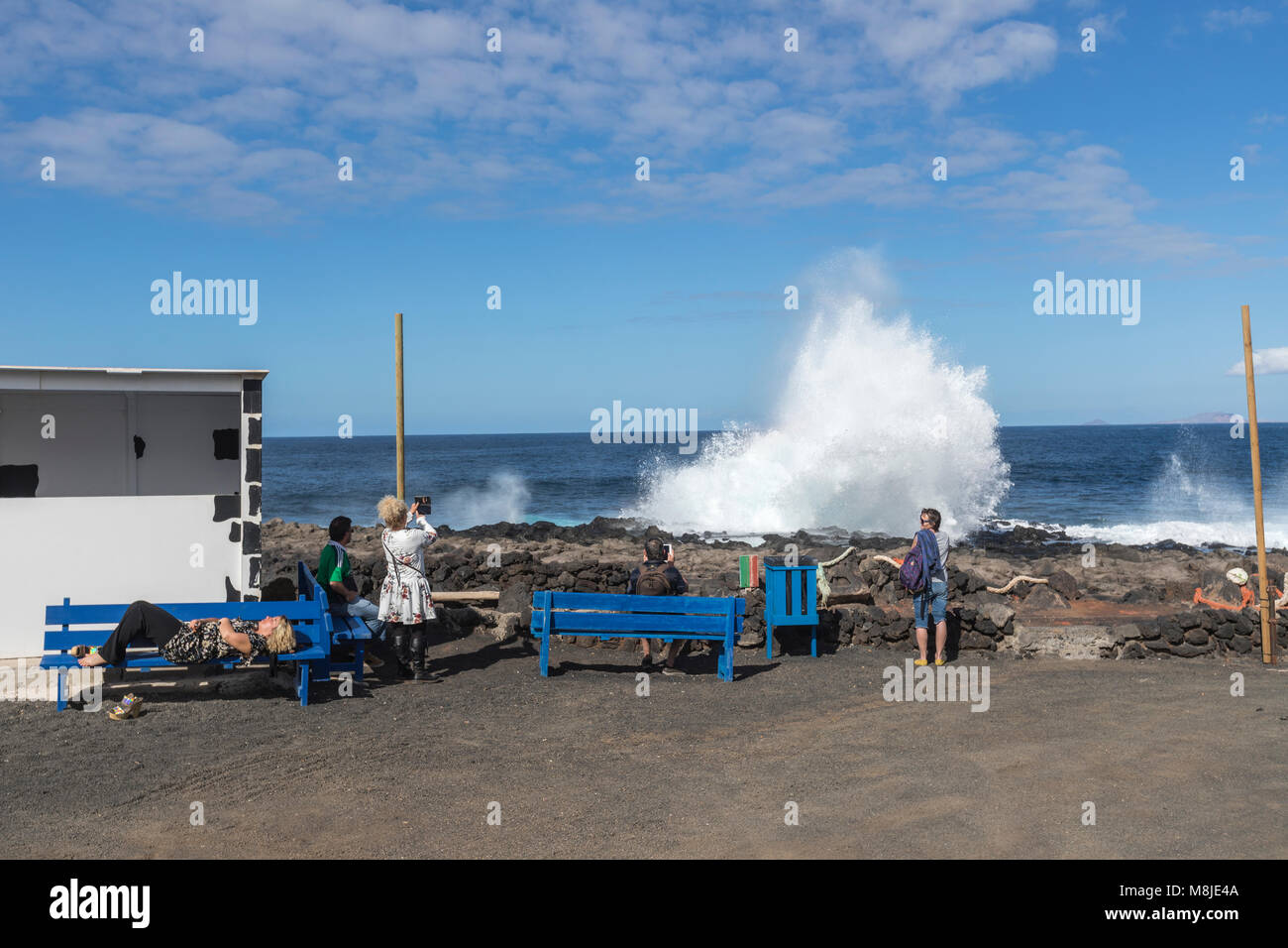 Touristen ein Bild von einem tapferen Meer in Tenesar, Lanzarote, Kanarische Inseln, Spanien Stockfoto