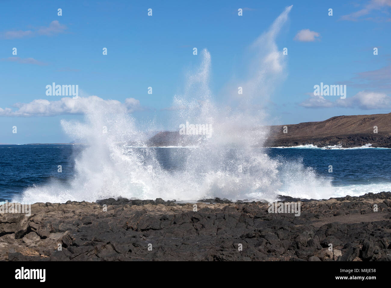 Eine grosse Welle Welle in Tenesar, Lanzarote, Kanarische Inseln, Spanien brechen Stockfoto