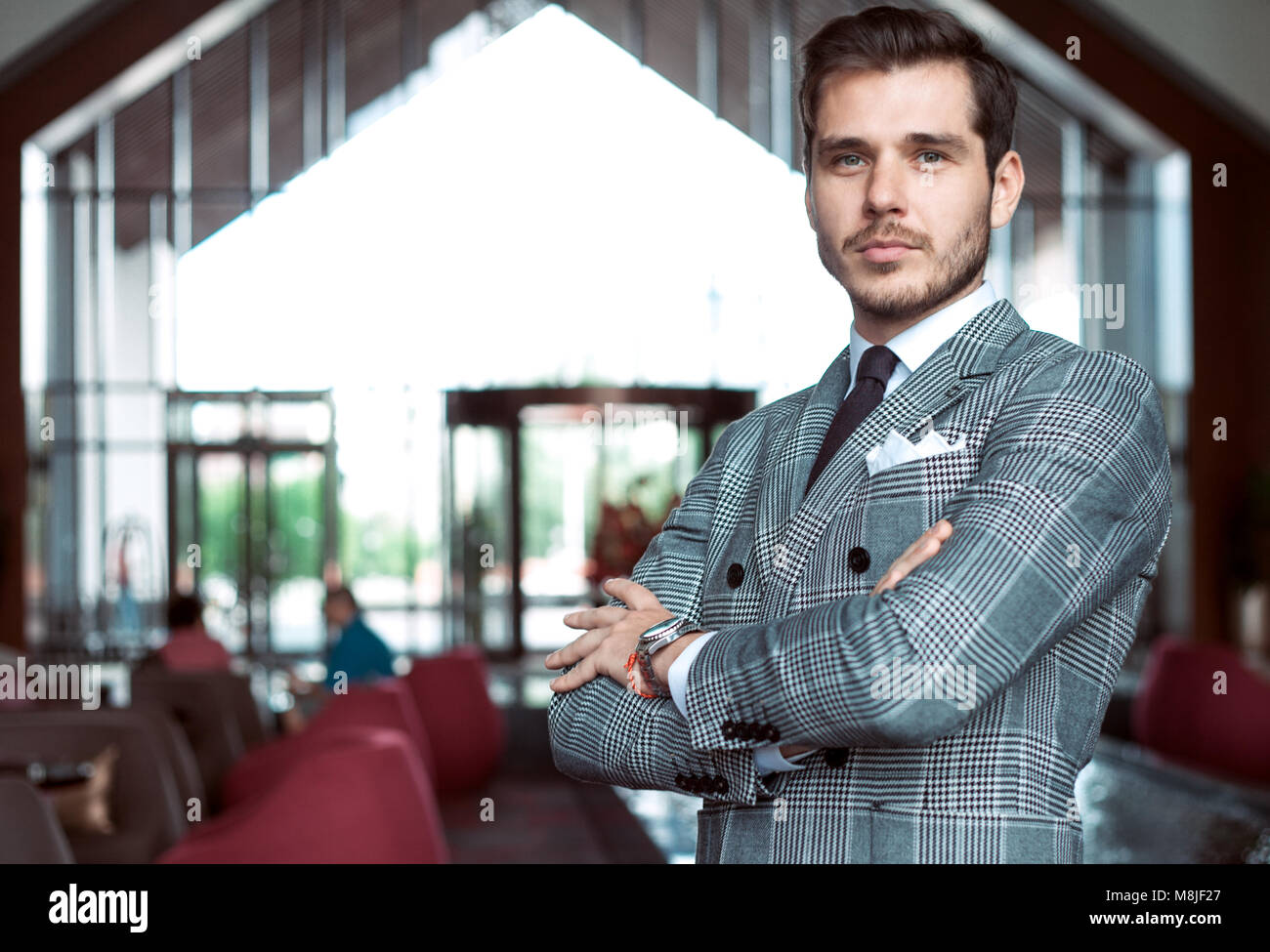 Elegant gekleidet, Geschäftsmann, Lächeln in modernen Büro Stockfoto