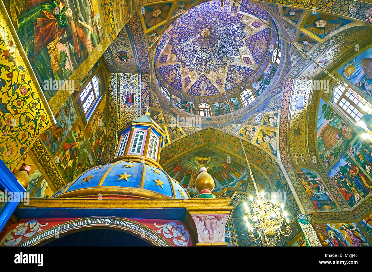 ISFAHAN, IRAN - Oktober 20,2017: Die bunten Decke der Christ-Erlöser-Kathedrale (surb Amenaprkich Vank) mit komplexen geometrischen und floralen goldene Verzierungen, Stockfoto