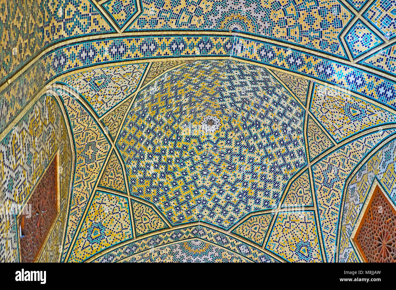 ISFAHAN, IRAN - 20. Oktober 2017: Die komplexen stellar Dome in Chaharbagh madraseh fein Fliesen- Muster bietet, erhalten seit dem Mittelalter auf Octo Stockfoto