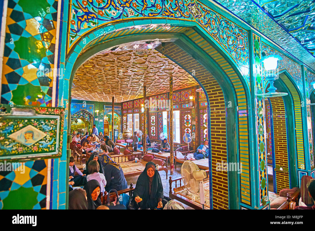 ISFAHAN, IRAN - Oktober 20, 2017: Das prächtige Interieur des Nagsh-e Jahan Festsaal - der traditionellen persischen Restaurant mit Tagesliegen, lokale Küche Stockfoto