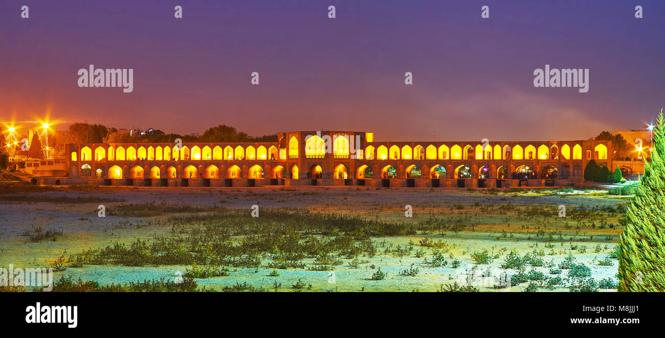 Die malerische Khaju Brücke, erhalten seit dem Mittelalter, noch schöner Abend in helle Lichter, Isfahan, Iran. Stockfoto