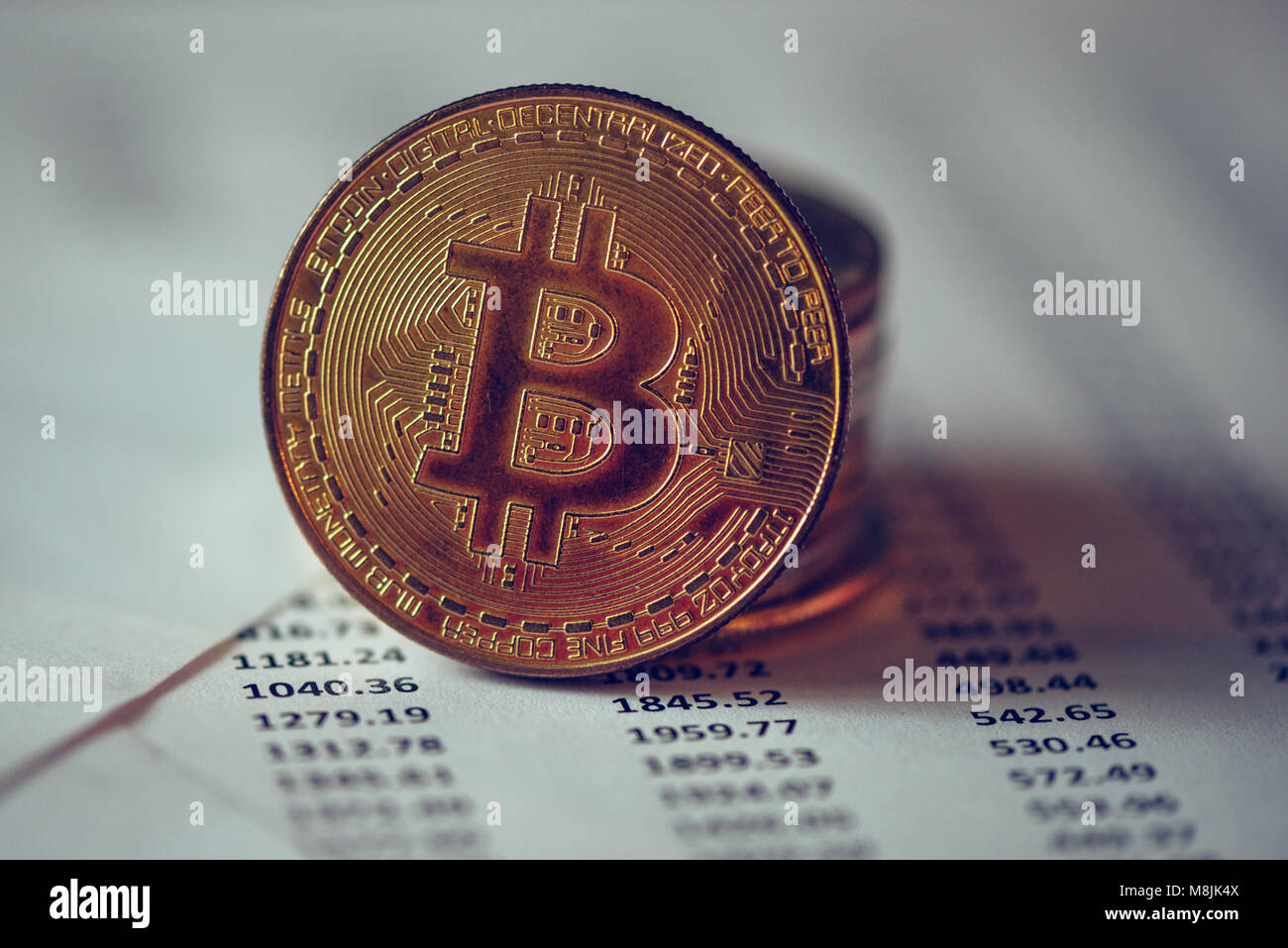Bitcoin cryptocurrency, blockchain Technologie dezentrale Währung Münze, konzeptionelle Bild mit selektiven Fokus Stockfoto