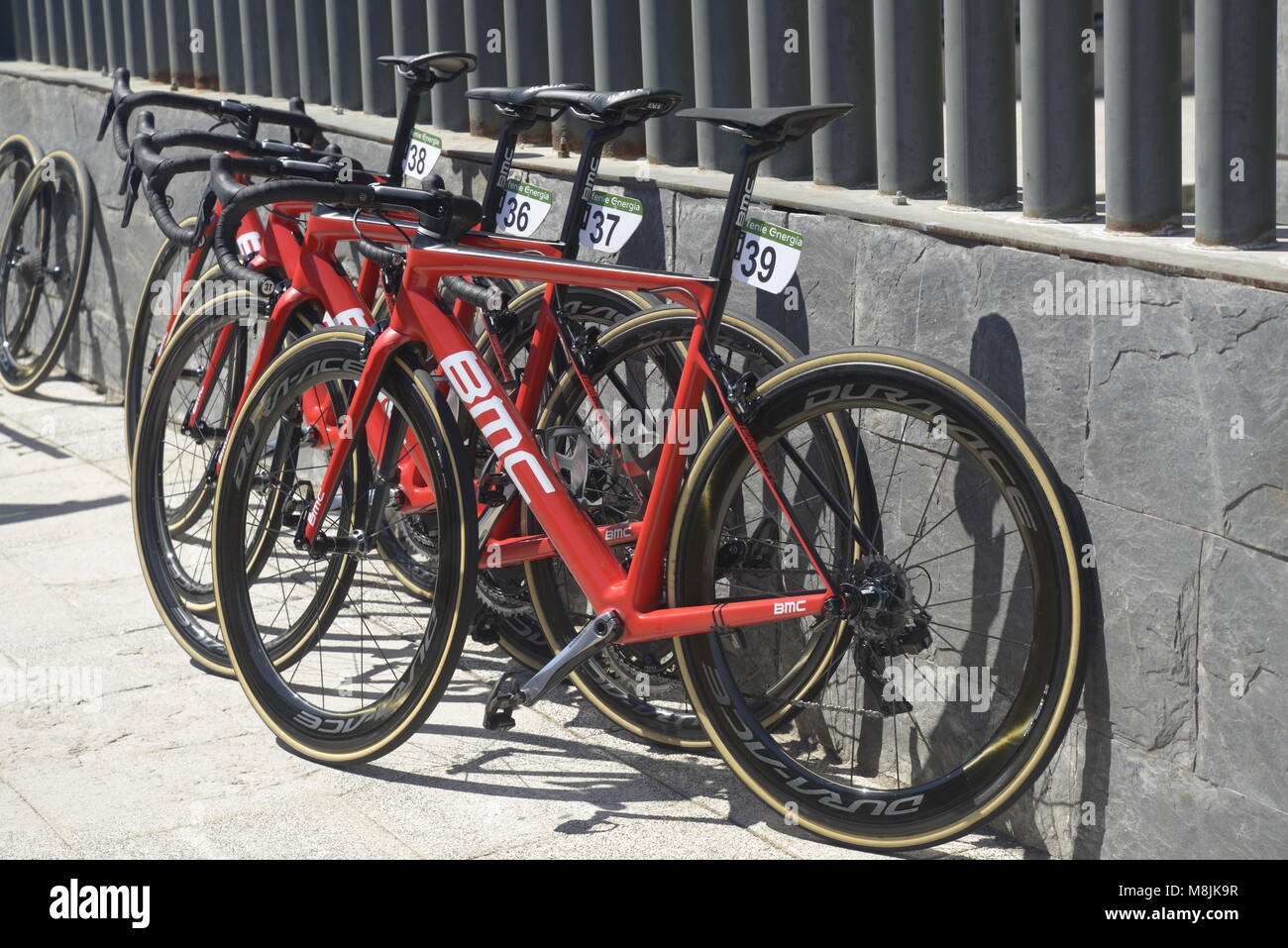 Satz von Road Bikes von BMC professional Cycling Team im Jahr 2017 von La Vuelta a España in Arroyomolinos, Madrid, Spanien verwendet. Stockfoto