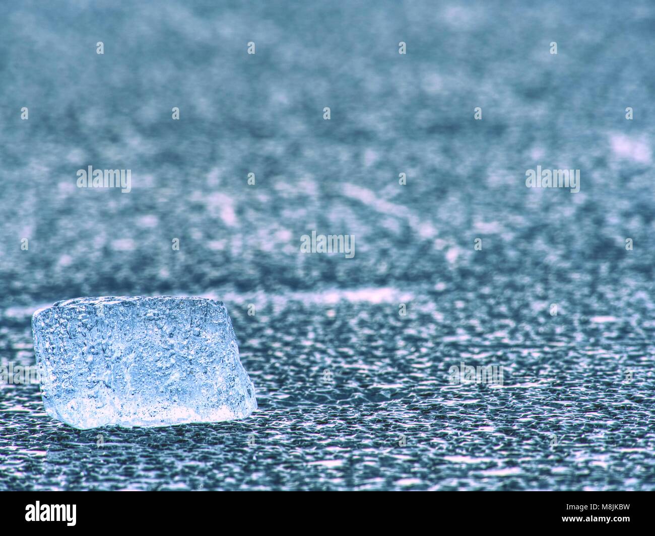 Blue Ice. Ice Shard und Risse im Eis Textur auf melring Gletscher. Eisige fragment schmilzt auf der Eisscholle. Was passiert, wenn alle Eis schmilzt? Stockfoto