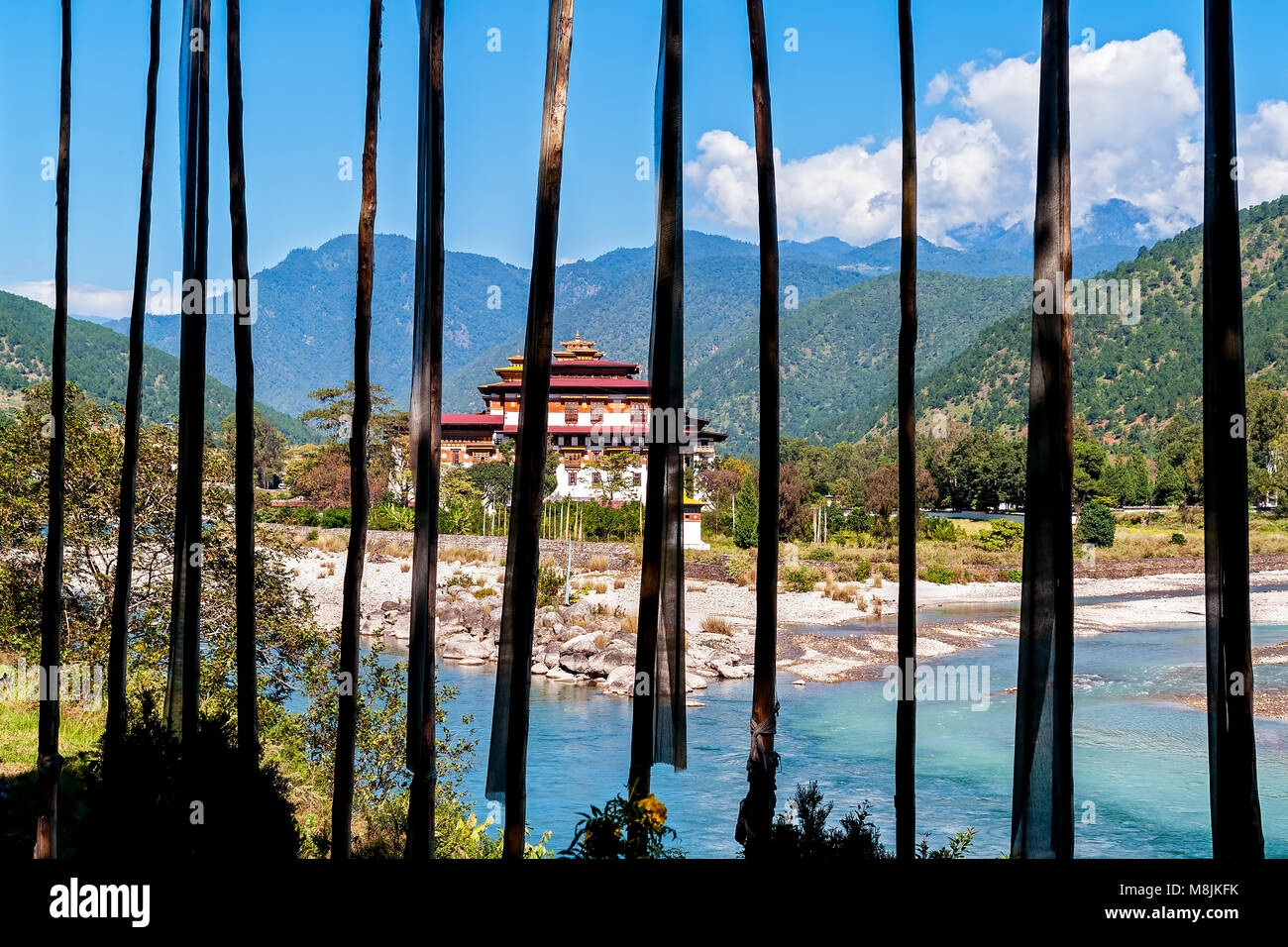 Punakha Dzong mit Gebetsfahnen im Vordergrund - Bhutan Stockfoto