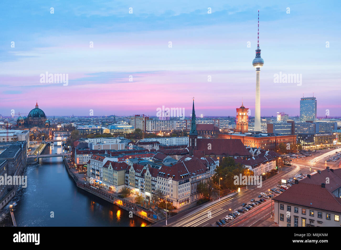 Berlin bei Nacht mit Fernsehturm und Alexanderplatz an der Spree im Berliner Dom Stockfoto