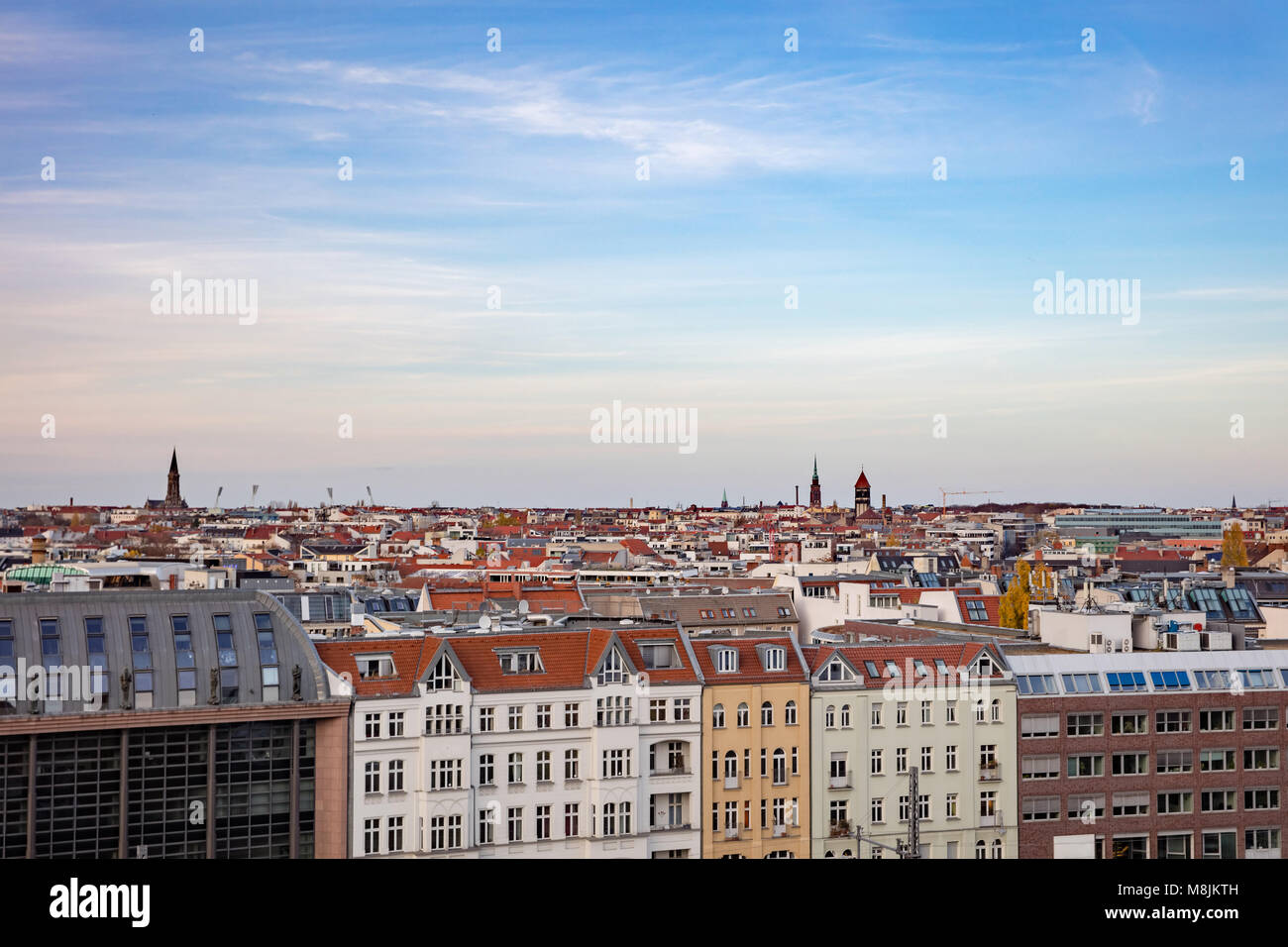 Dächer über Berlin City als Skyline bei Tag mit einem blauen Himmel Stockfoto