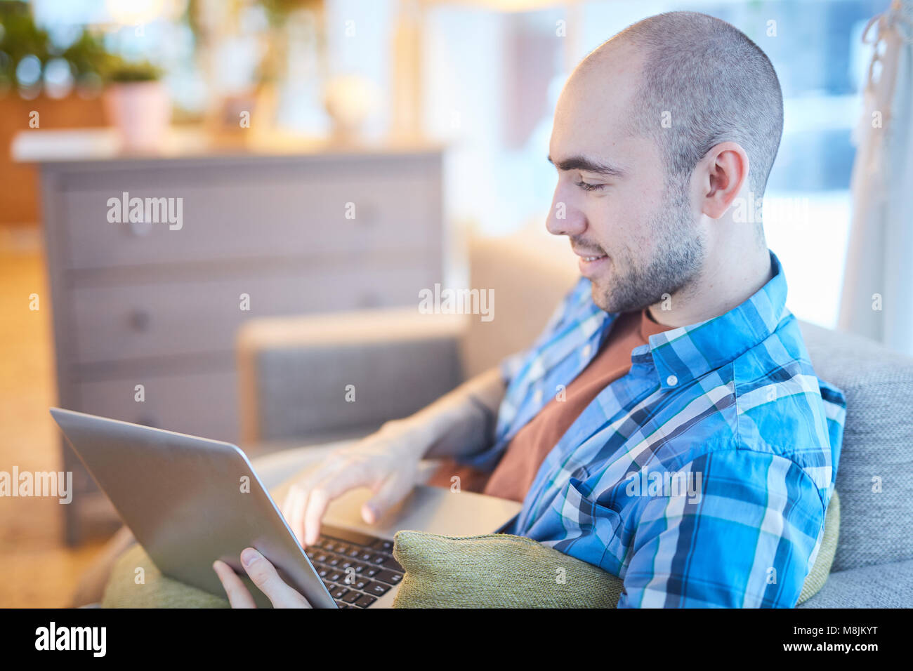 Mann mit laptop Stockfoto