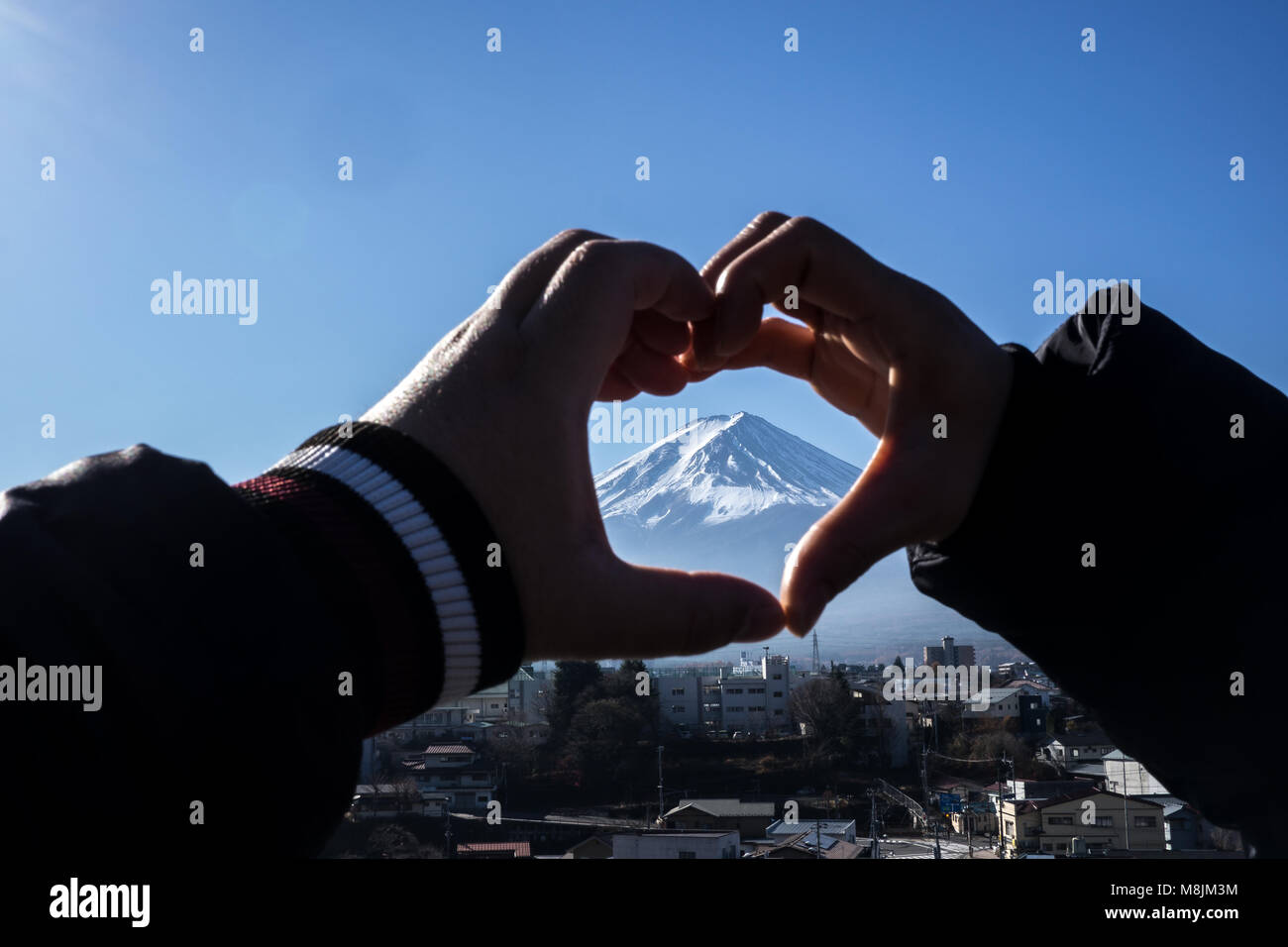 Ich herzen Mount Fuji, zwei Hände in der Form eines Liebe Herz Stockfoto