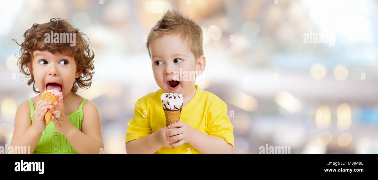 Eis von lustigen Kids essen Stockfoto