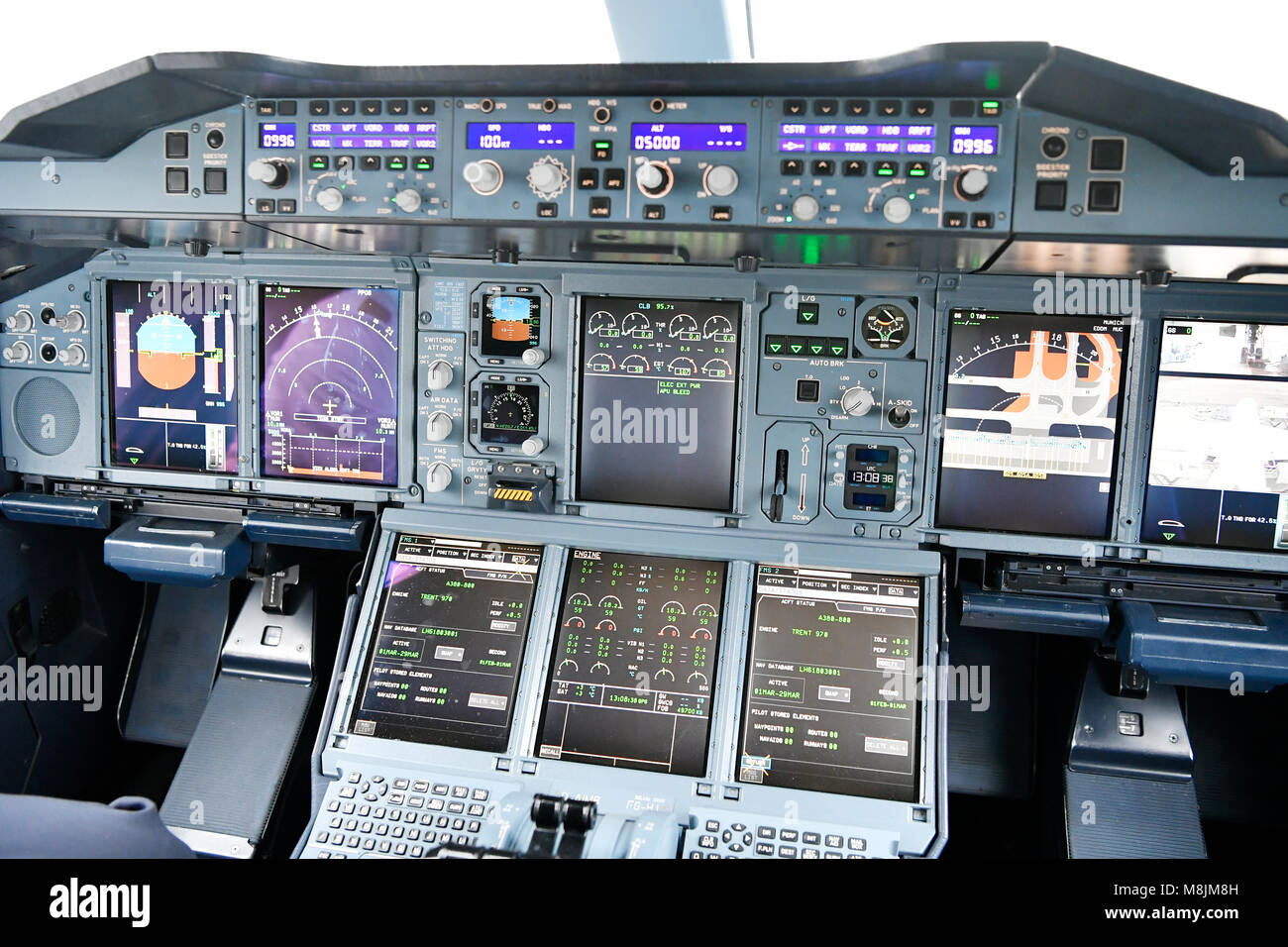 Anzeige im Cockpit, Cockpit, Panel, Switch, Sicherheit Schalter Tür, Radar, Transponder, Tür schauen, Kontrolle, Autopilot, Lufthansa, Airbus A380-800 Stockfoto