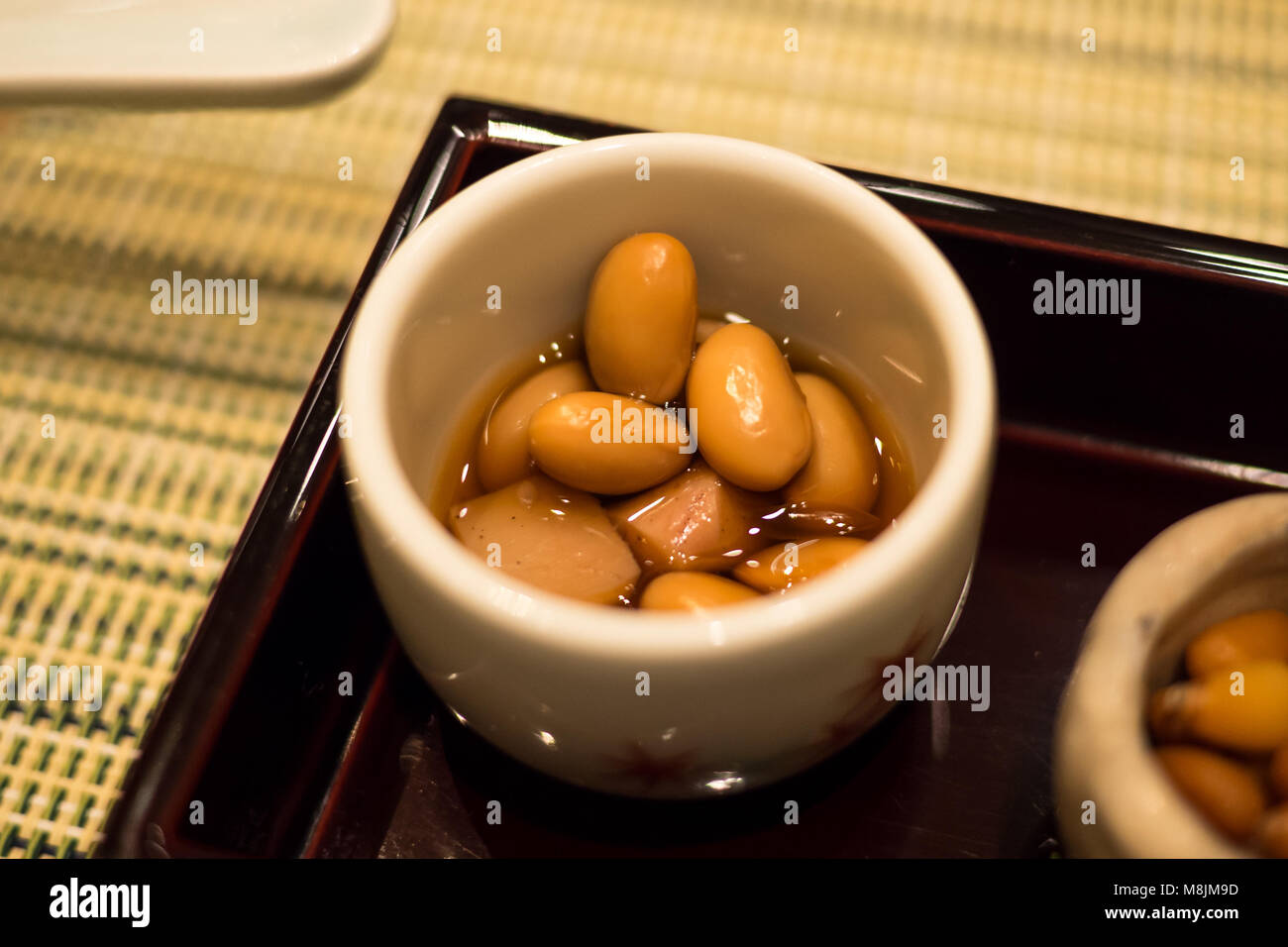 Pinienkernen mit duftendem Olivenöl serviert als Teil einer Vorspeise in einem kaiseki Abendessen Stockfoto