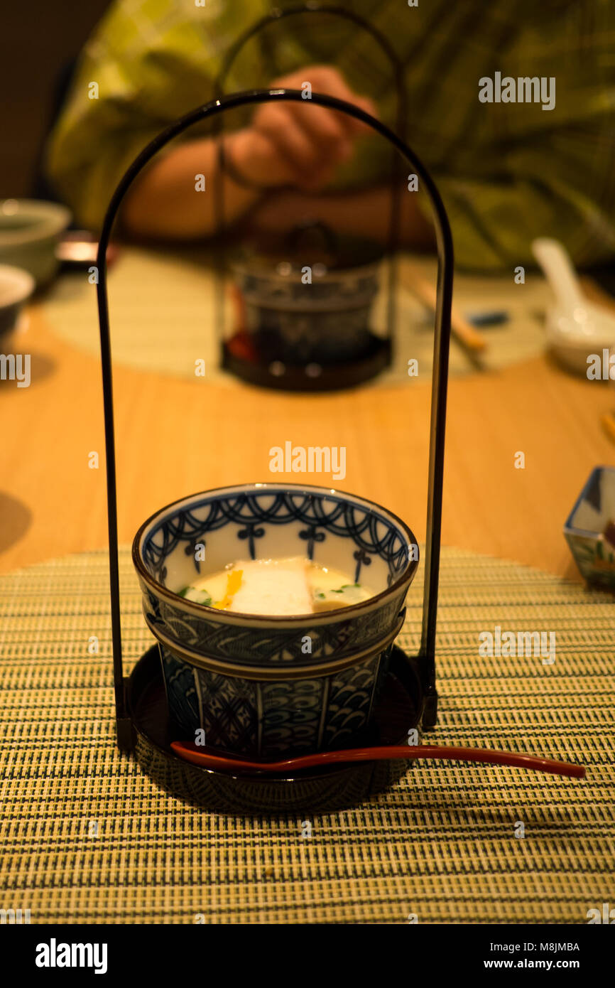 Gedämpfter Eierstich diente als Teil einer kaiseki Abendessen Stockfoto