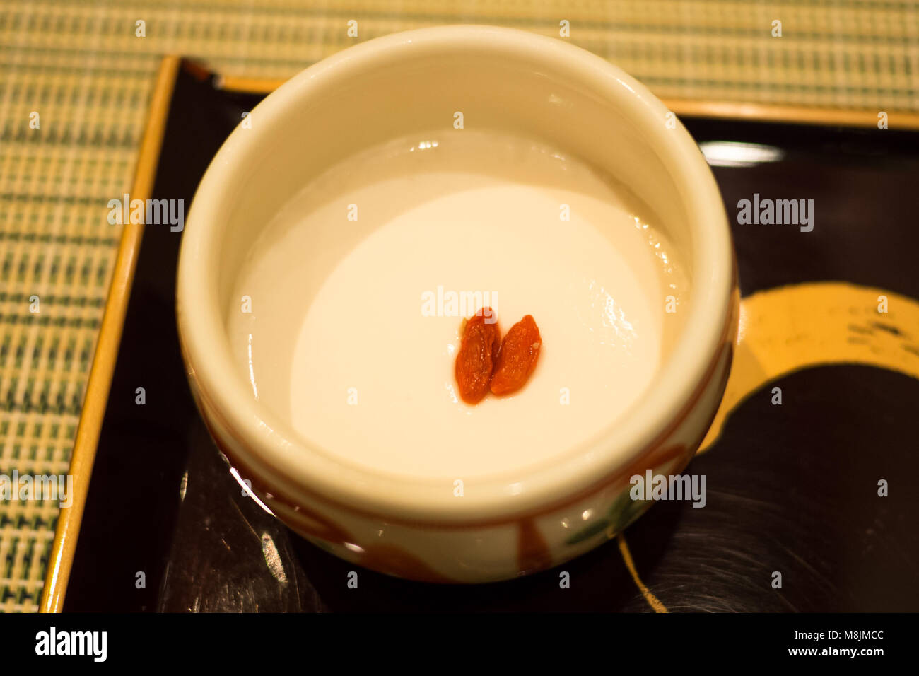 Obst- und Mandelbäumen Gelee serviert zum Nachtisch als Teil einer kaiseki Abendessen Stockfoto