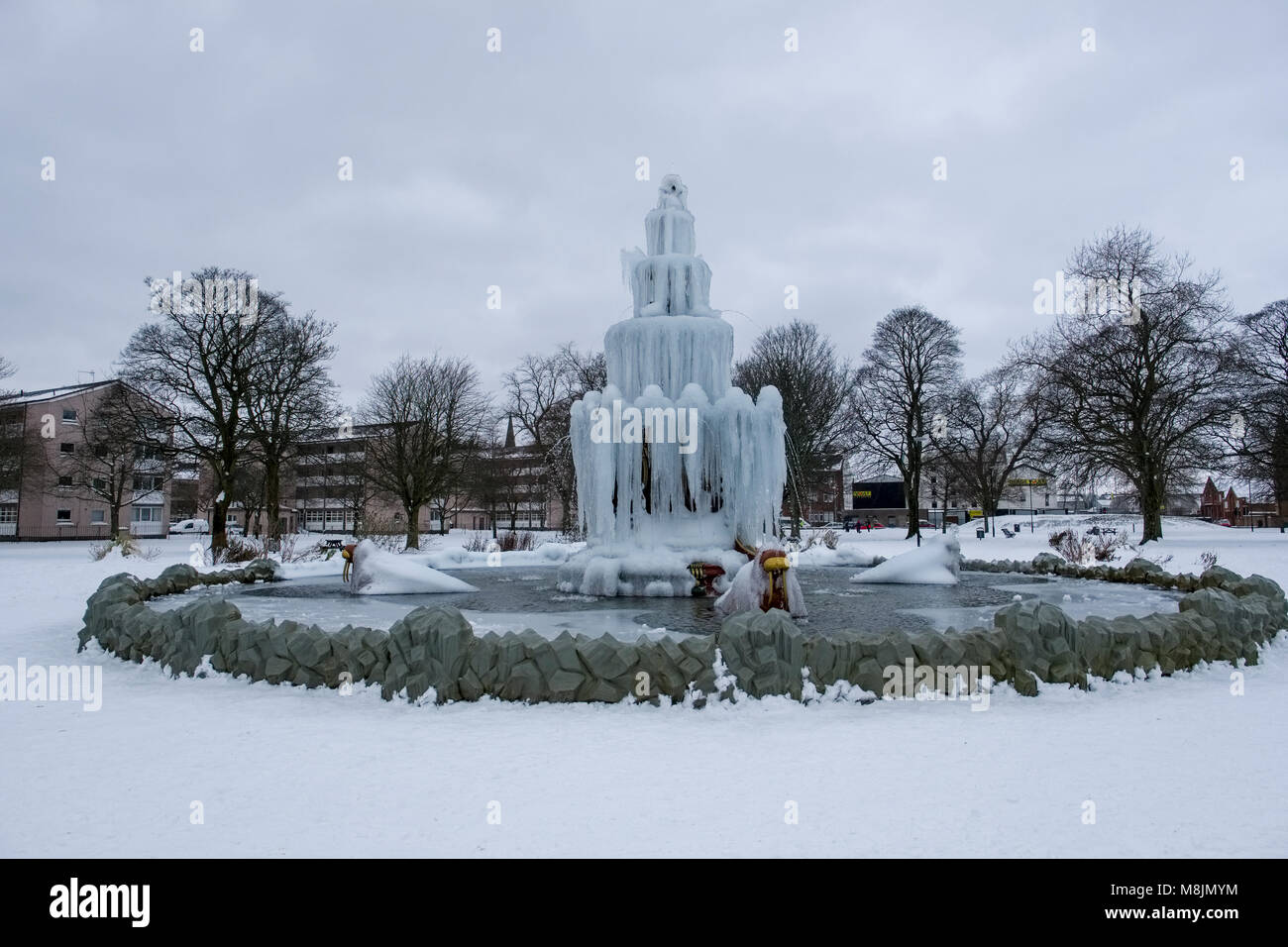 Gefrorene Brunnen am Brunnen Park, Paisley, Schottland während der "Tier aus dem Osten' schlechtes Wetter. Stockfoto