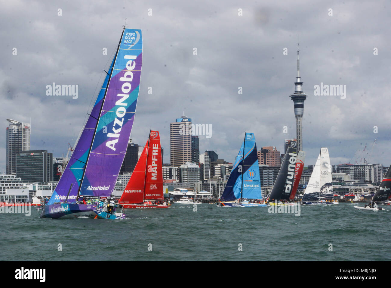 Auckland, Neuseeland. 18 Mär, 2018. Die Volvo Ocean Race Flotte fährt zu Itajai, Brasilien am Viaduct Harbour in Auckland am Mar 18, 2018. Das Volvo Ocean Race ist renommiertesten Segelyacht der Welt rund um die Welt, statt alle drei Jahre. Auckland ist eine von 12 Städten rund um die Welt auf der Route. Credit: Shirley Kwok/Pacific Press/Alamy leben Nachrichten Stockfoto