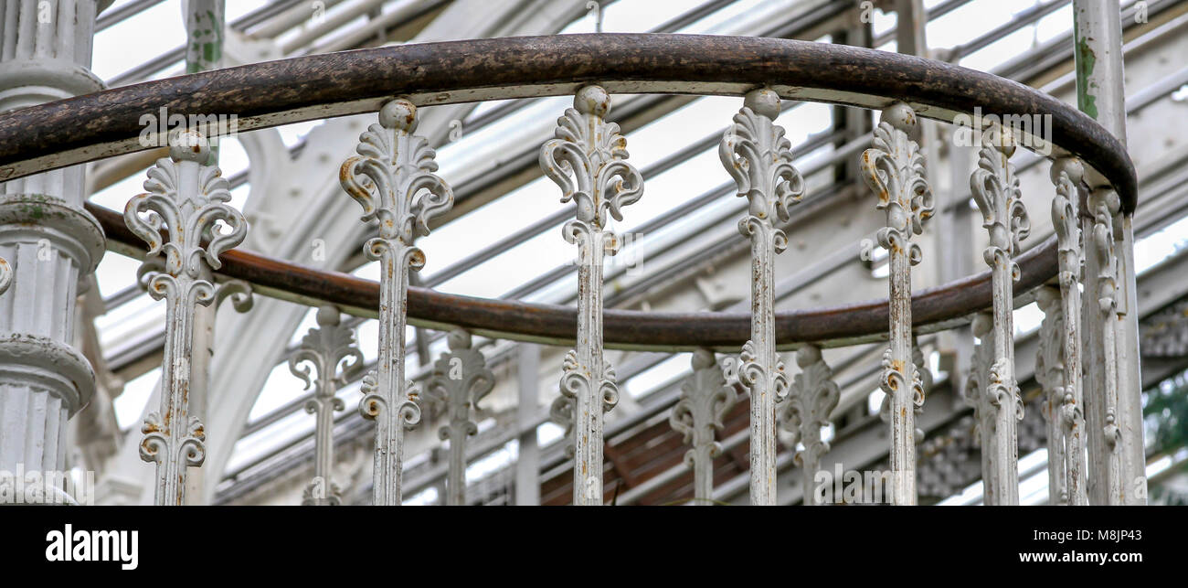 Ein Wrought Iron Wendeltreppe Handlauf führt den Besucher bis zu einem Laufsteg über Palm Kronen in berüchtigten Palm die Kew Garden House Stockfoto