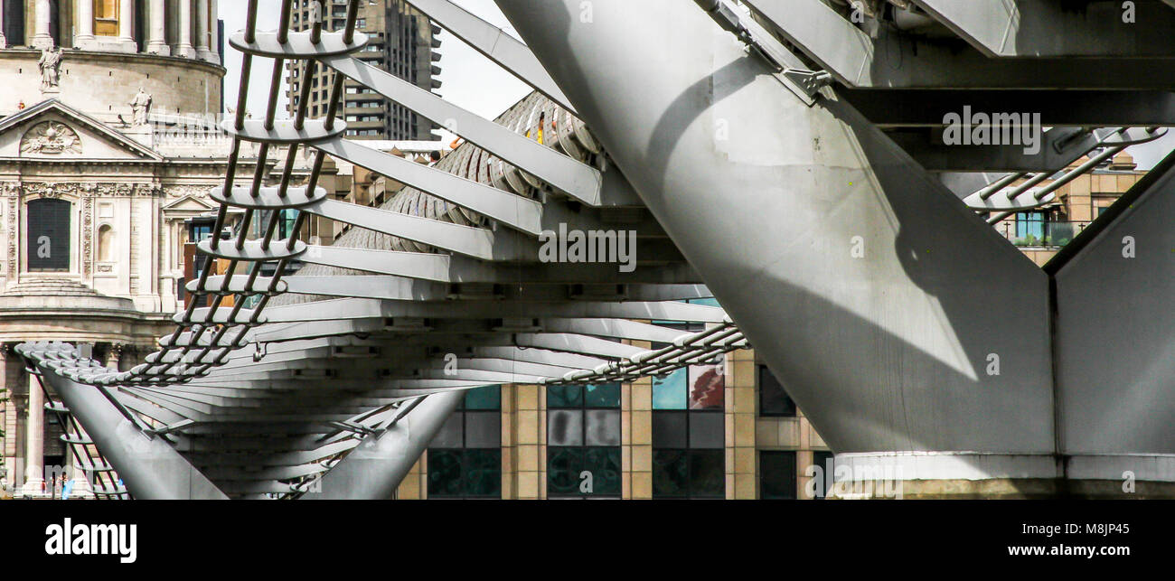 Die skelettmuskeln underbelly von Norman Foster's Iconic London Millennium Footbridge straff Bankside anschließen mit der Londoner City Stockfoto