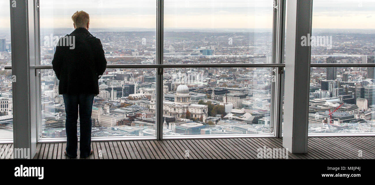 Eine einsame Figur Umfragen die schwindelerregende Aussicht über London von oben auf die Aussichtsplattform des Shard Stockfoto