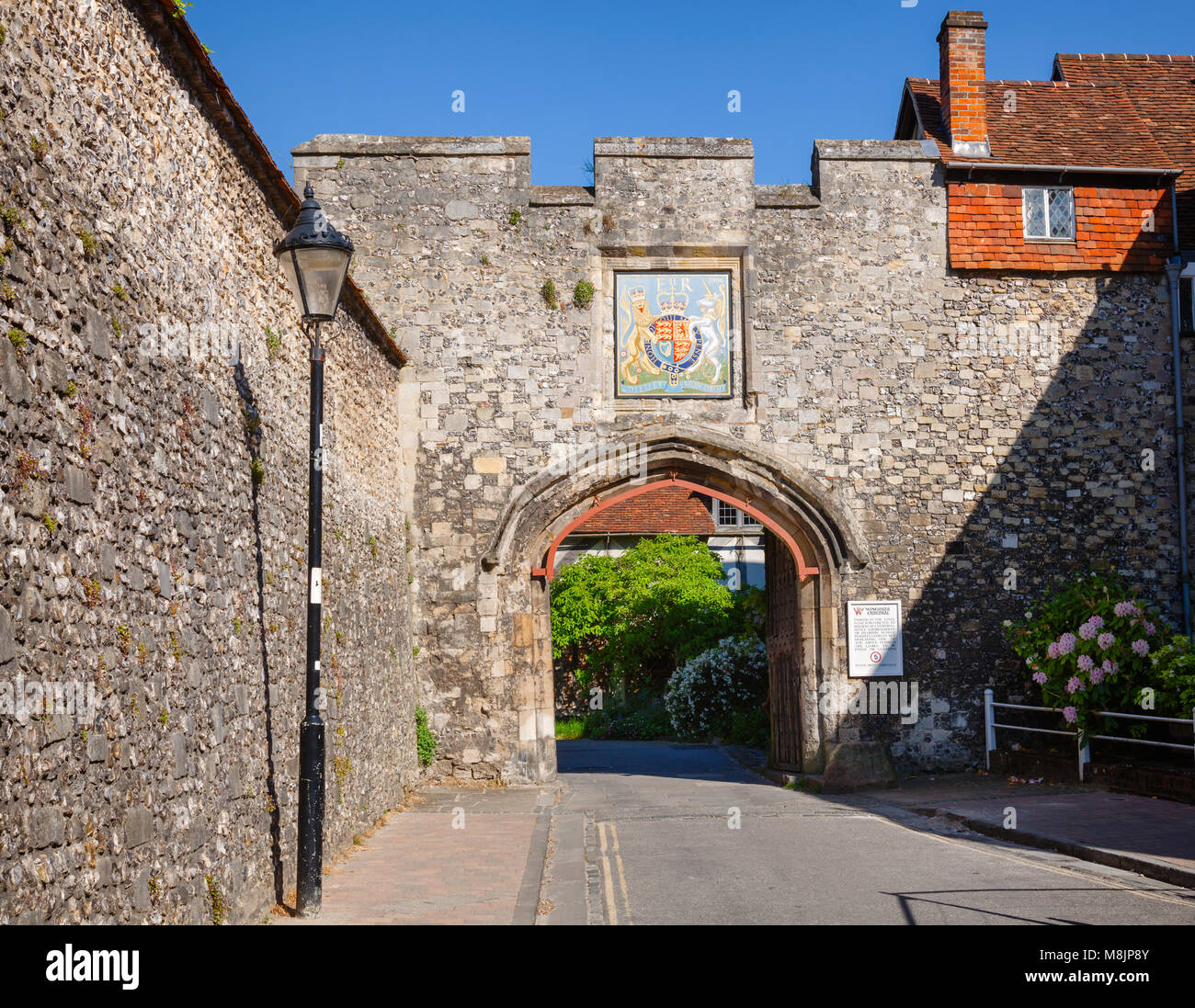 Priory Gate Eingang zur Kathedrale von Winchester mit Stadt Wappen und Parkplatz Einschränkung bemerken, Hampshire, England, Großbritannien Stockfoto