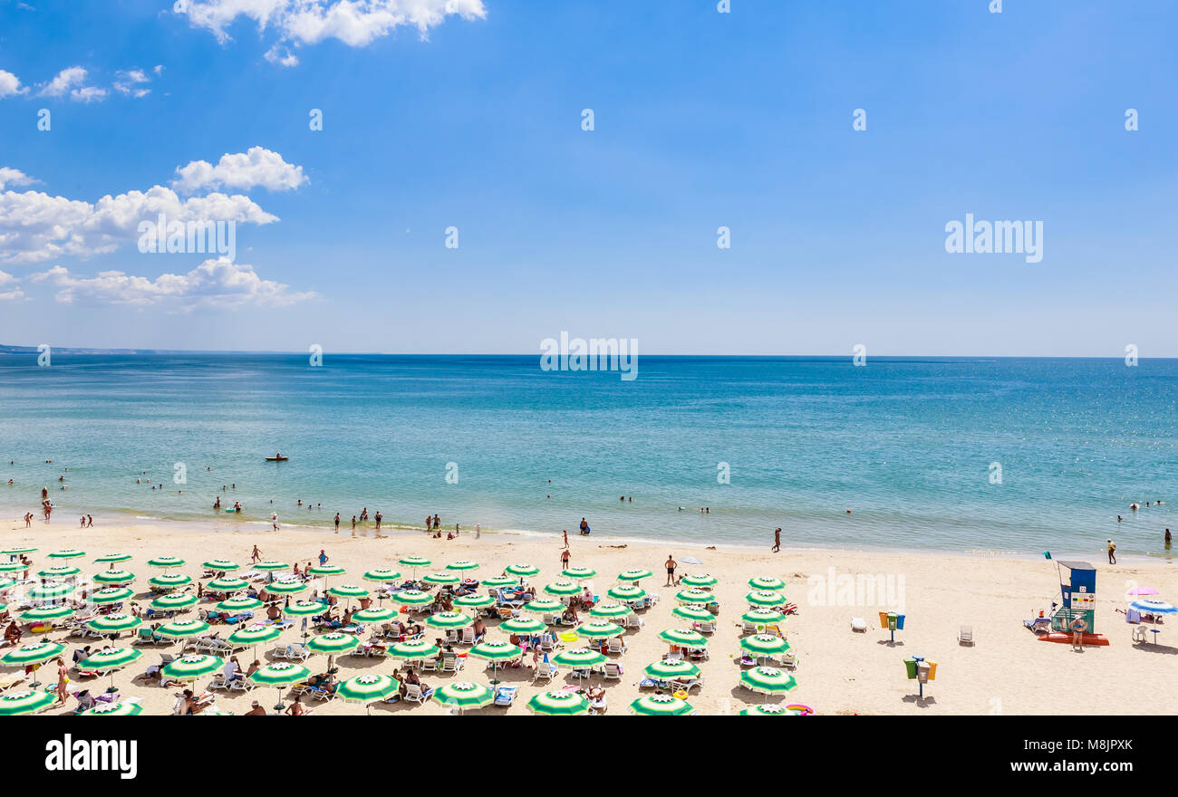 Das Schwarze Meer Küste, kristallklares Wasser, Strand mit Sand, Sonnenschirme und Sonnenliegen. Albena, Bulgarien Stockfoto
