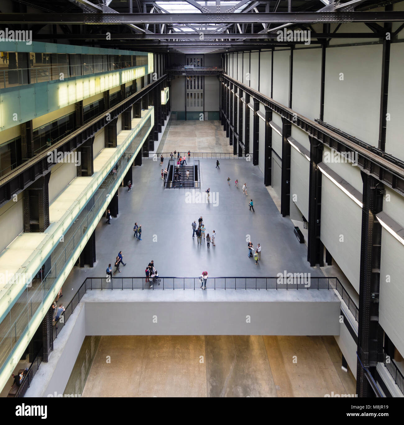 London, Großbritannien - 2 May 2017: Suchen in "Die Turbine Hall", dem Hauptgebäude von der Tate Modern (' Tate Gallery für moderne Kunst"), einer der größten Sammlung der Welt für moderne Kunst, innen in der ehemaligen London Bankside Power Station entfernt. Stockfoto