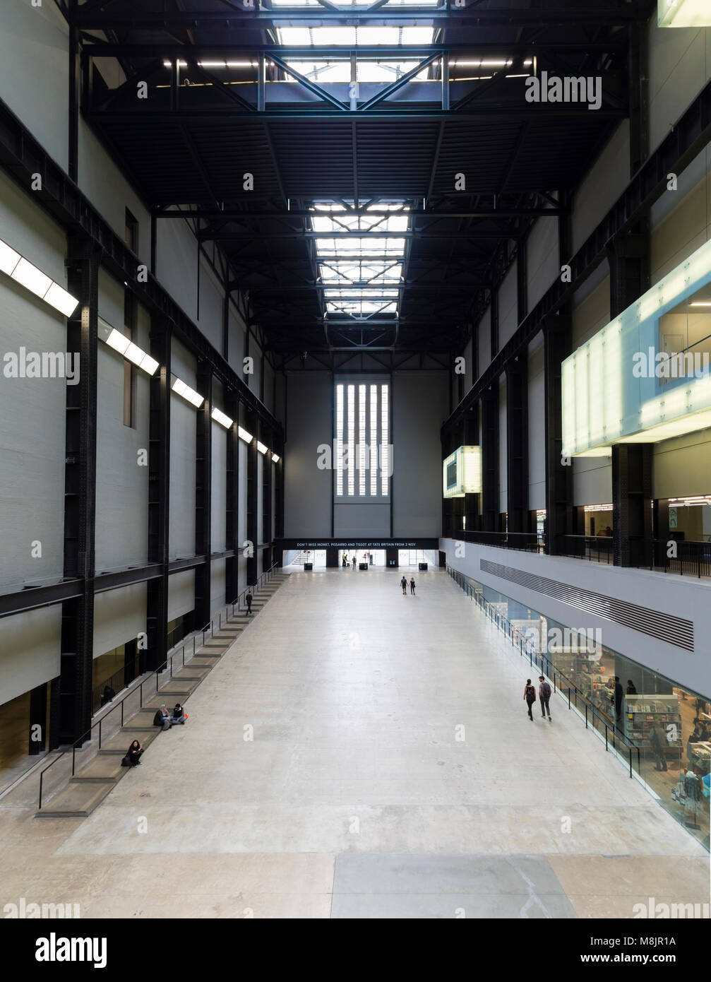 London, Großbritannien - 2 May 2017: Suchen in "Die Turbine Hall", dem Hauptgebäude von der Tate Modern (' Tate Gallery für moderne Kunst"), einer der größten Sammlung der Welt für moderne Kunst, innen in der ehemaligen London Bankside Power Station entfernt. Stockfoto