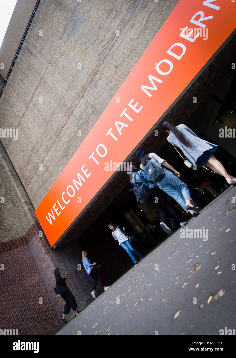 London, Großbritannien - 2 May 2017: Eintritt in die Tate Modern (' Tate Gallery für moderne Kunst"), einer der größten Sammlung der Welt für moderne Kunst im Londoner Stadtteil Southwark. Stockfoto