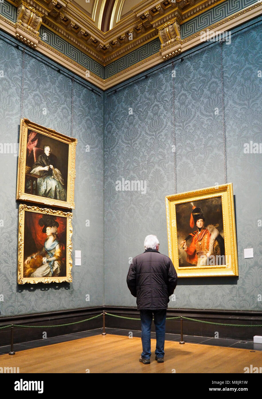 London, Großbritannien - 1 May 2017: Besucher des Londoner National Gallery beobachten den berühmten Gemälden von britischen Künstlern im Museum Sackler Zimmer. Stockfoto