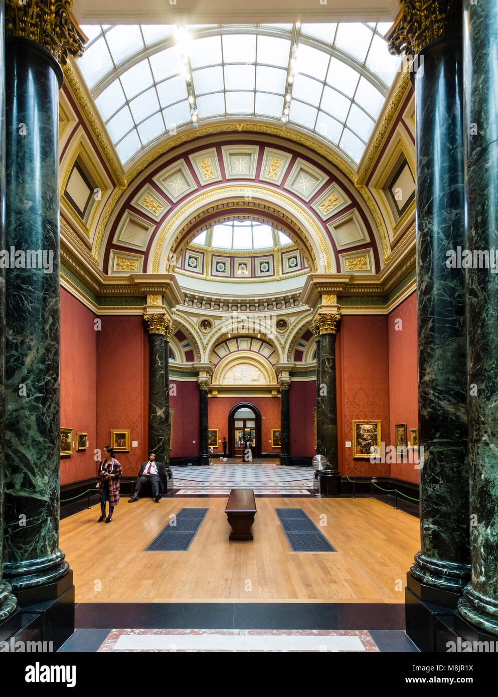 London, Großbritannien - 1 May 2017: Besucher des Londoner National Gallery beobachten den berühmten Gemälden von britischen Künstlern im Museum Sackler Zimmer. Stockfoto