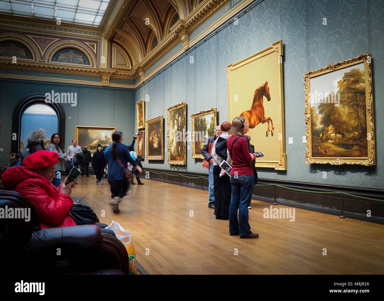 London, Großbritannien - 30 Dez 2017: Besucher des Londoner National Gallery beobachten George Stubbs' berühmten Öl Gemälde "Whistlejacket". Stockfoto