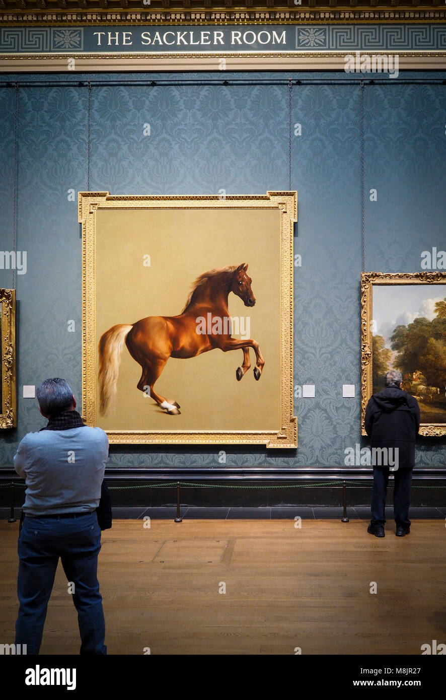 London, Großbritannien - 30 Dez 2017: Besucher des Londoner National Gallery beobachten George Stubbs' berühmten Öl Gemälde "Whistlejacket". Stockfoto