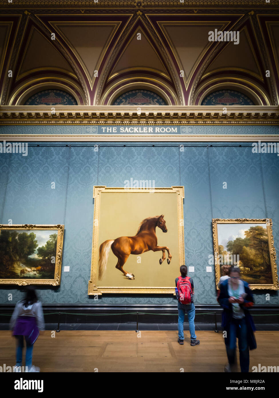 London, Großbritannien - 1 May 2017: Besucher des Londoner National Gallery beobachten George Stubbs' berühmten Öl Gemälde "Whistlejacket". Stockfoto