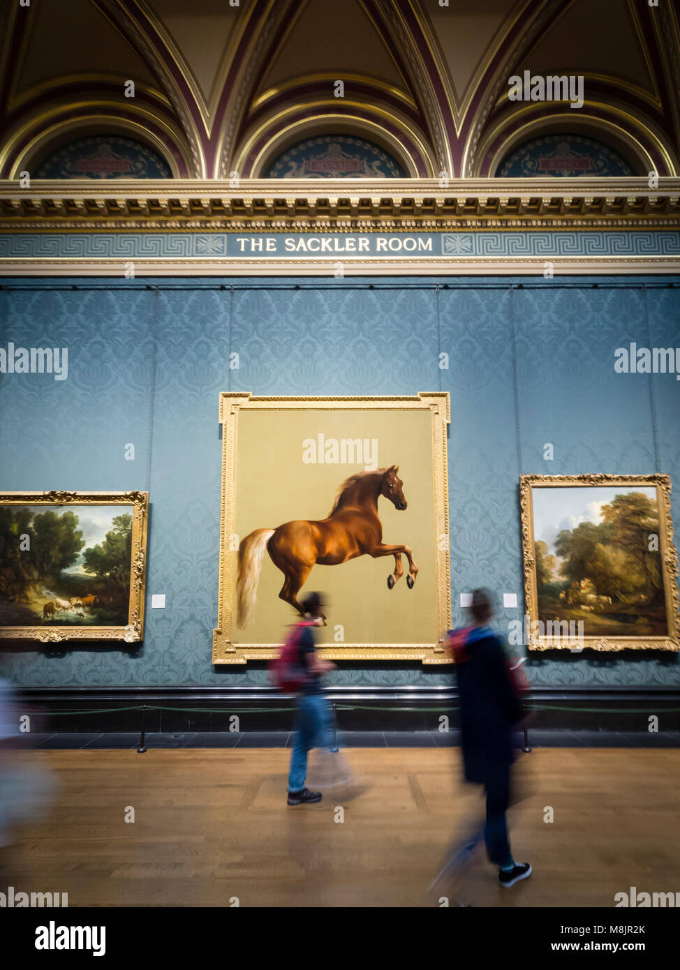 London, Großbritannien - 1 May 2017: Besucher des Londoner National Gallery beobachten George Stubbs' berühmten Öl Gemälde "Whistlejacket". Stockfoto