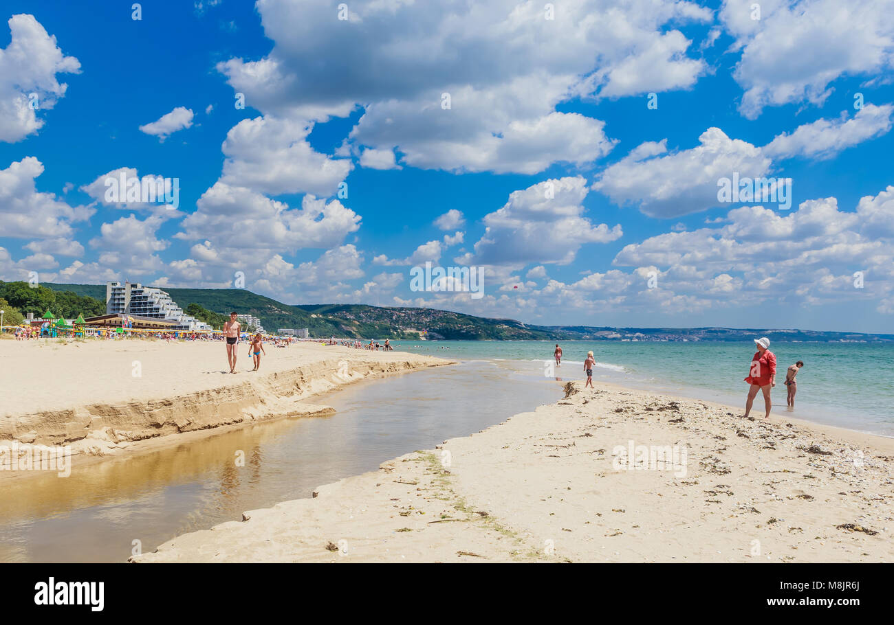 Das Schwarze Meer Küste, kristallklares Wasser, Strand mit Sand. Albena, Bulgarien Stockfoto
